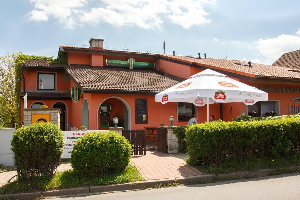 Restaurace-Penzion U Pilota Knezeves  Exterior photo